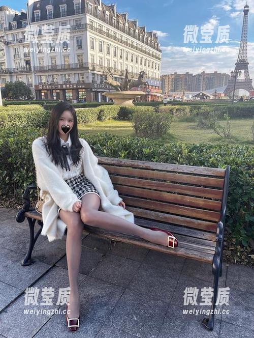 微密圈 - 图片里的July芝岚在线：她的美足果然不止是一双脚，嗯...-微莹质