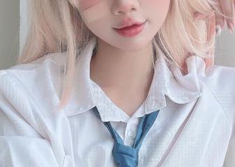 黑色总是那么迷人，PoppaChan的最新照片再次验证了这一点。