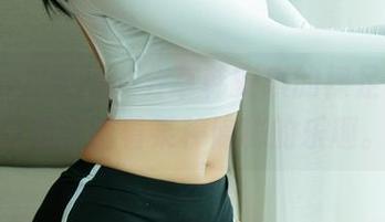 UGirls尤果网 - 分享韩安琪的裸足套图，好像在踏着某种隐秘的乐趣。