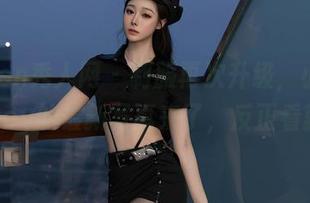 Xiuren秀人网 - 制服再次升级，小蛮妖_honey的最新写真来了，反正看就好了