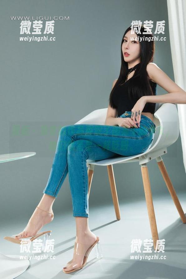 丽柜 - 柒柒的作品展现了图集中的少女，她们像星星一样眨眼。-微莹质