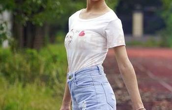 初夏女神 - 美女依依与黑色瘦身连衣裙的完美邂逅—免费下载这份图包！