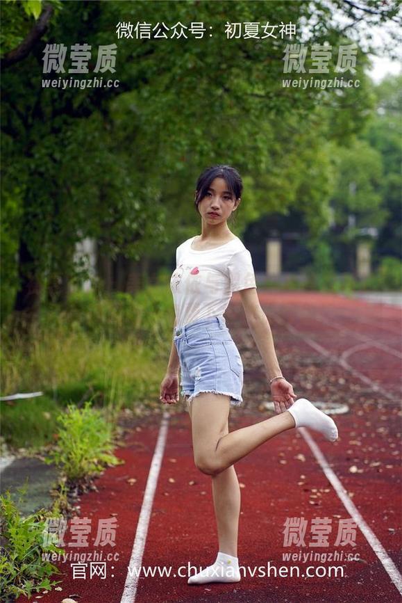 初夏女神 - 美女依依与黑色瘦身连衣裙的完美邂逅—免费下载这份图包！-微莹质