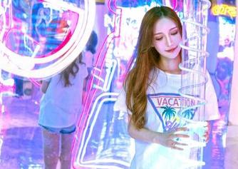 嗲囡囡 - 谁说牛仔裤只能随意穿？在线上，我看到了陈雅漫VICKY的作品，认为牛仔的优势被她发挥到了极致。