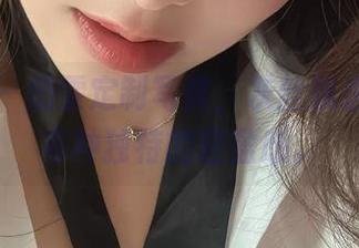微密圈 - 奶雯定制写真，灰丝飘逸，风中有种独特的轻盈感。