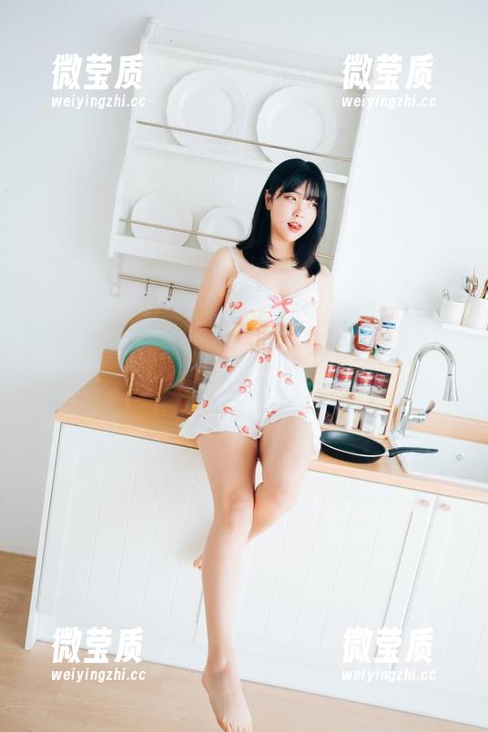 宋哈娜的日常套图，边在想啥边吃零食的样子太可爱。-微莹质