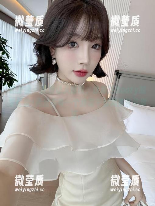 微密圈 - 原图让人惊叹，徐莉芝Booty的枣红裙+黑丝在每一个角度中都藏着些许欲望。-微莹质