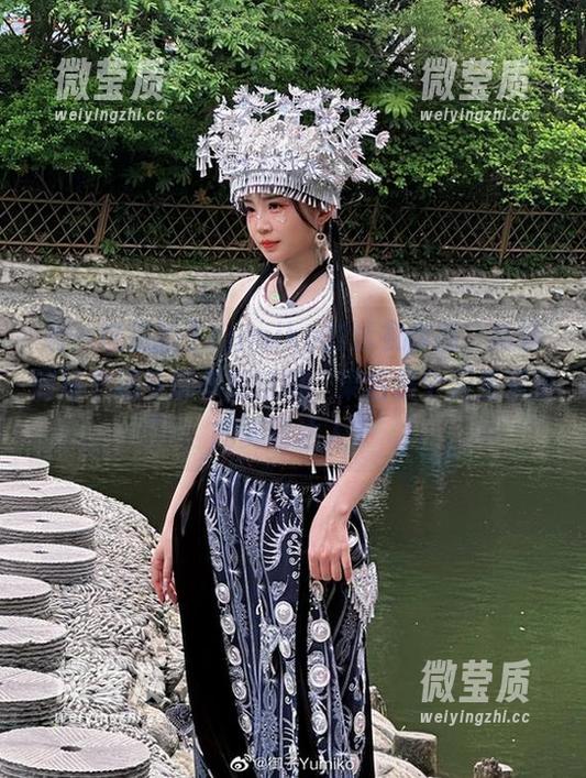 看，这是御子Yumiko的泳衣作品，高清到每个细节都不放过啊，果然是个天生爱拍的美图达人。-微莹质