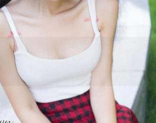 推女神 - 赵伊彤的无圣光写真，眼镜穿透了每一寸魅惑的平常。