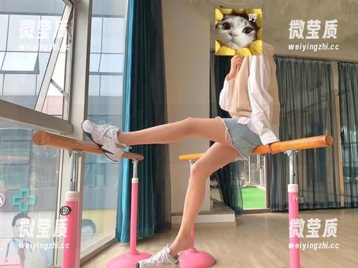 微密圈 - 最新图集：无敌哒小姨妈撩袜子的特训班，学员们，请时刻保持端庄哦！-微莹质