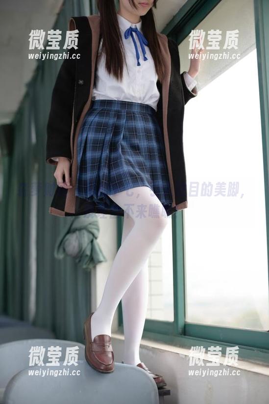 森萝财团 - 私拍小七，引人注目的美脚，没理由不来瞧瞧！-微莹质