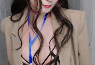 没看到白银81的女上司COS前，我一直以为女上司只是个神话～