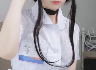 白银81，大胆穿着透明旗袍的作品集，散发微妙挑逗