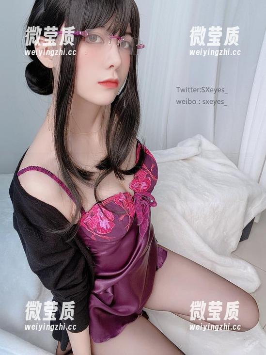 你见过眼酱大魔王w穿职业装吗？新更新的写真正好一探究竟。-微莹质