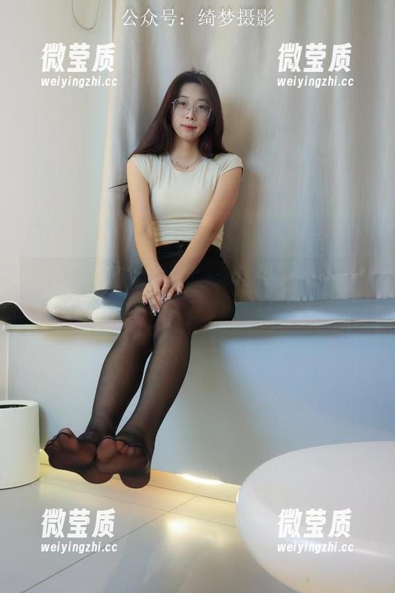 绮梦摄影 - 幼幼每次更新豹纹图集，都是一场我和自己审美暗战的开始，哈哈。-微莹质