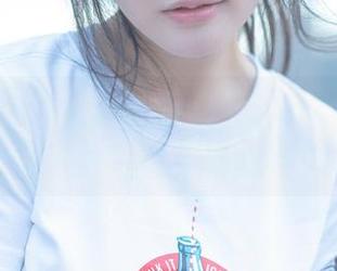 脱尾巴Mizuki在线图集：女王气场满满，连空气都在偷偷敬礼。