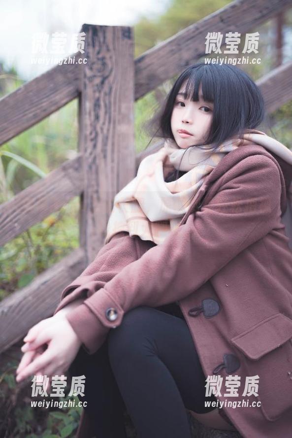 落落Raku拍的长腿，原图倒是轻松把视线拽到大腿根。-微莹质