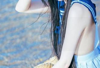 落落Raku，你把时间写成写真了，水流的样子像极了我被浪漫淹没的小心思。