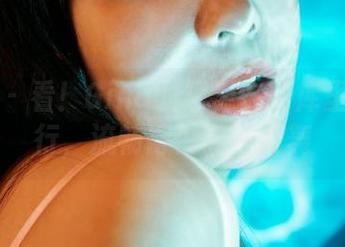 蜜桃社 - 看！Gina的裸足在图库里自由滑行，流畅得似乎在跳舞