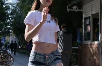 魔镜街拍 - 超短裙和肉丝，艾小青的写真集分享，看得我直搓手，滑不滑？