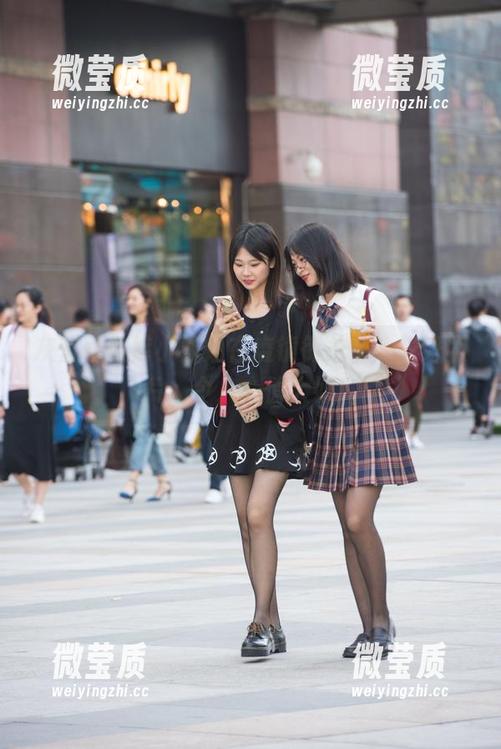 灰蓝瑜伽裤小姐姐在魔镜街拍，一张好照片，令人心情大好！-微莹质